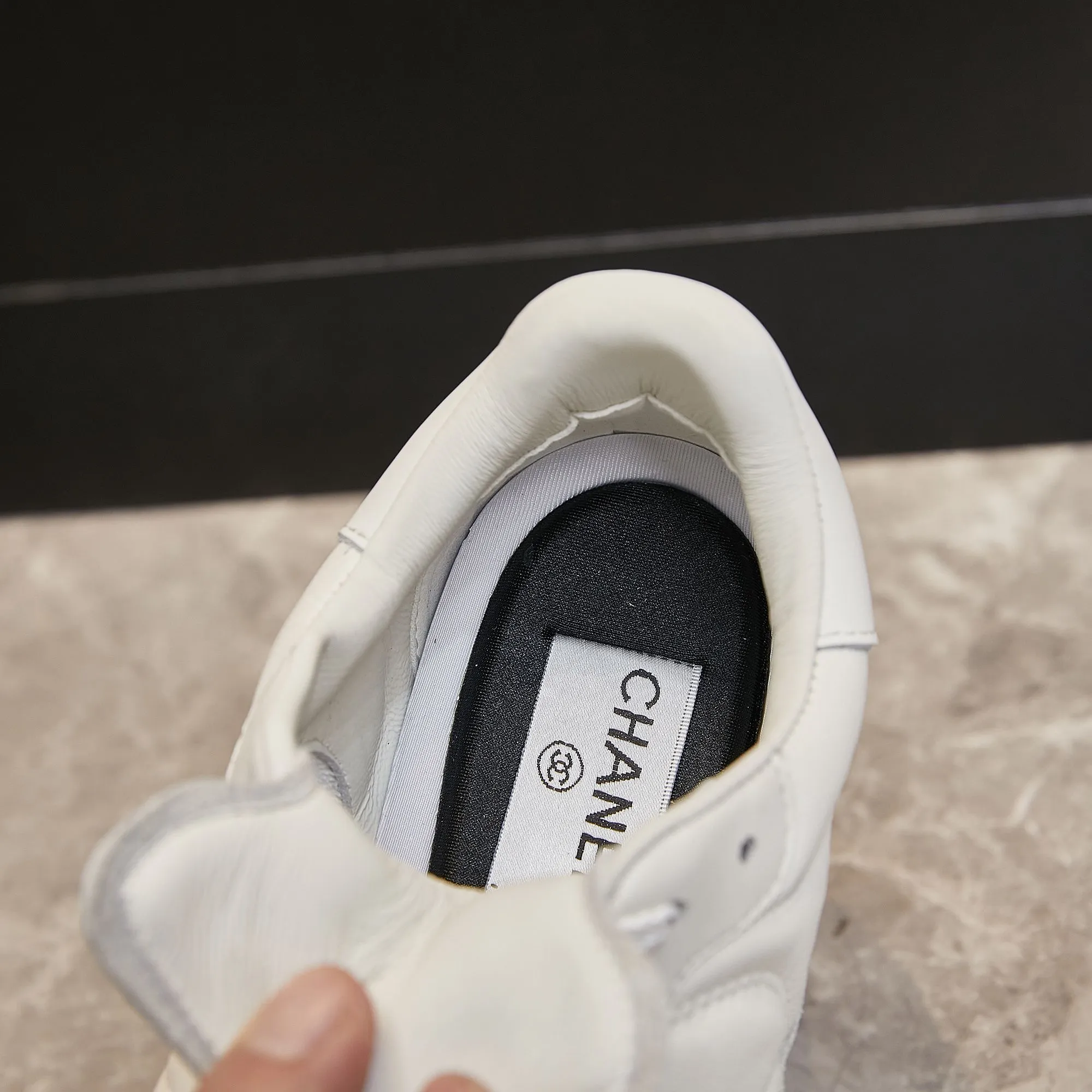 👟👟Ex-factory price 560👟👟 Chanel Chanel - 2024 counter top casual sports shoes This classic design; the upper is electro-embroidered with a variety of techniques; the outsole is fashionable and sporty; it is unusual to incorporate a variety of color matching elements... The diversified mix and match is very beautiful and versatile, casual, fashionable, sports and outdoor can be taken into account... ꫛꫀꪝ Go➫ Material: ❶Upper is made of: Original imported mixed-breed sheep ❷Inside made of: original imported breathable sheepskin ❸Outsole based on: original TPU outsole Full set of boutique packaging for women 35–41